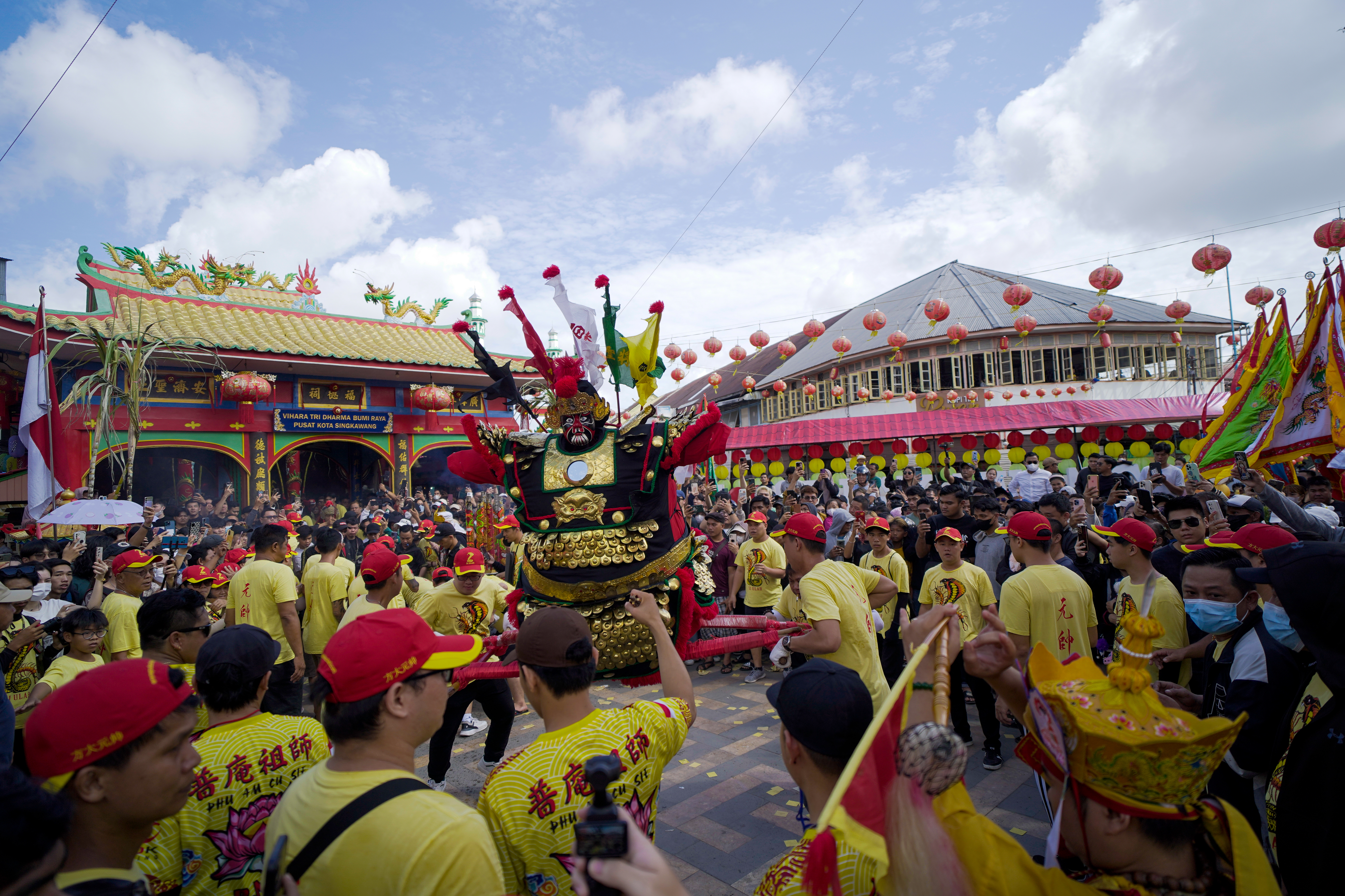 Melihat Atraksi Pawai Tatung Dan Berburu Kuliner Khas Singkawang! 5 Fakta Acara Cap Go Meh Singkawang 2024