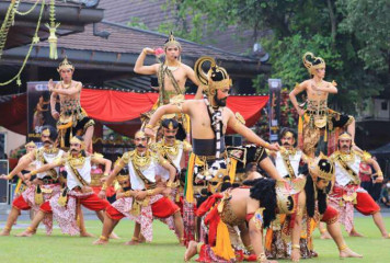 Autorin Solo Menari