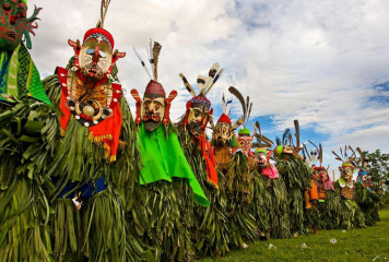 Atourin Pesta Adat dan Budaya Lom Plai