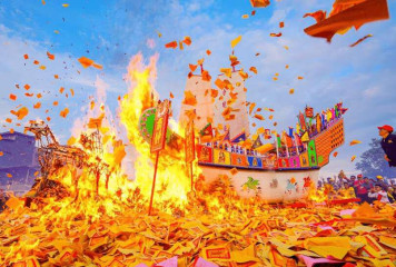 Atourin Festival Bakar Tongkang