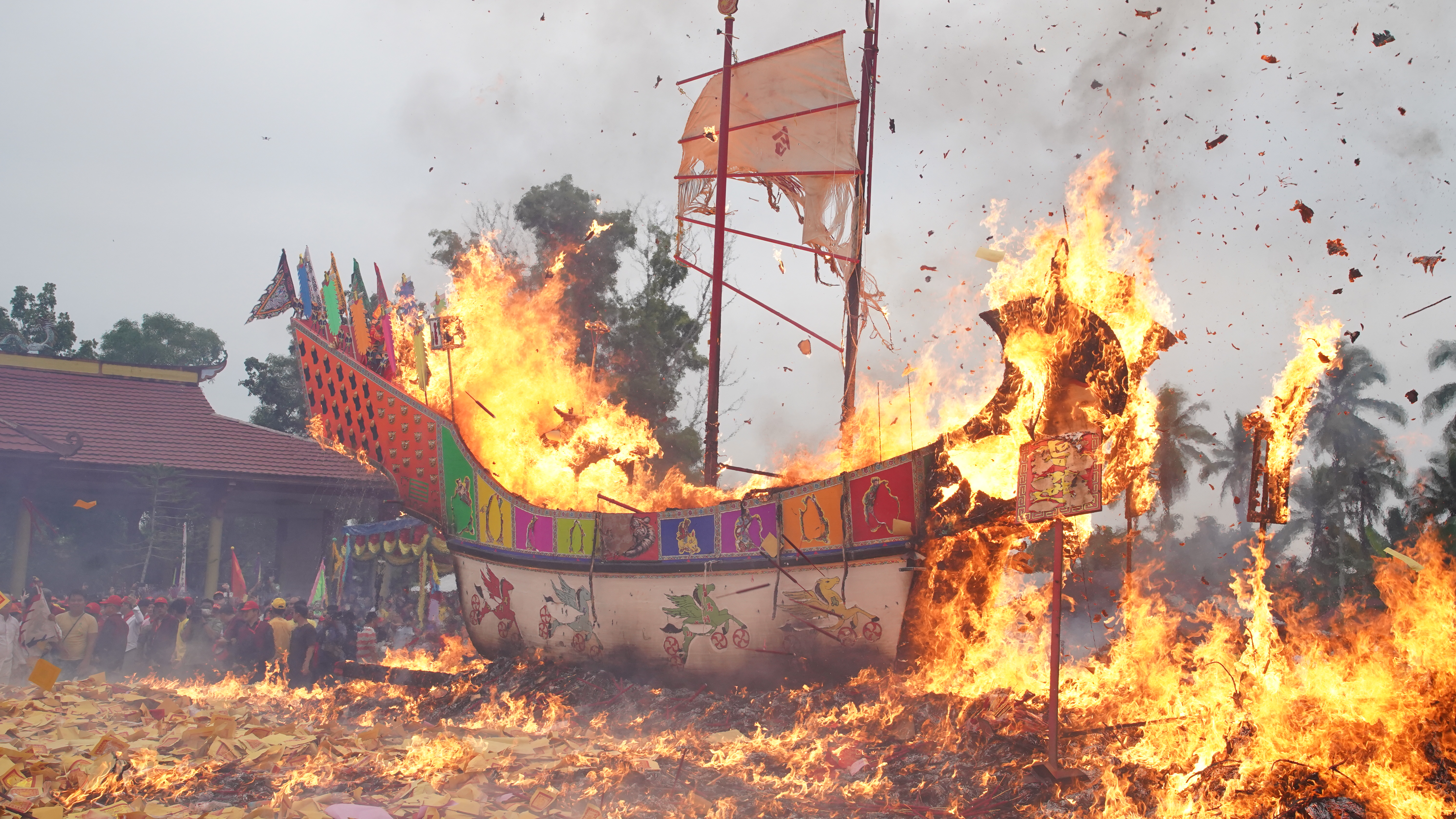 Festival Bakar Tongkang, Tradisi Masyarakat Tionghoa Bagansiapiapi untuk Mendapatkan Petunjuk Rezeki