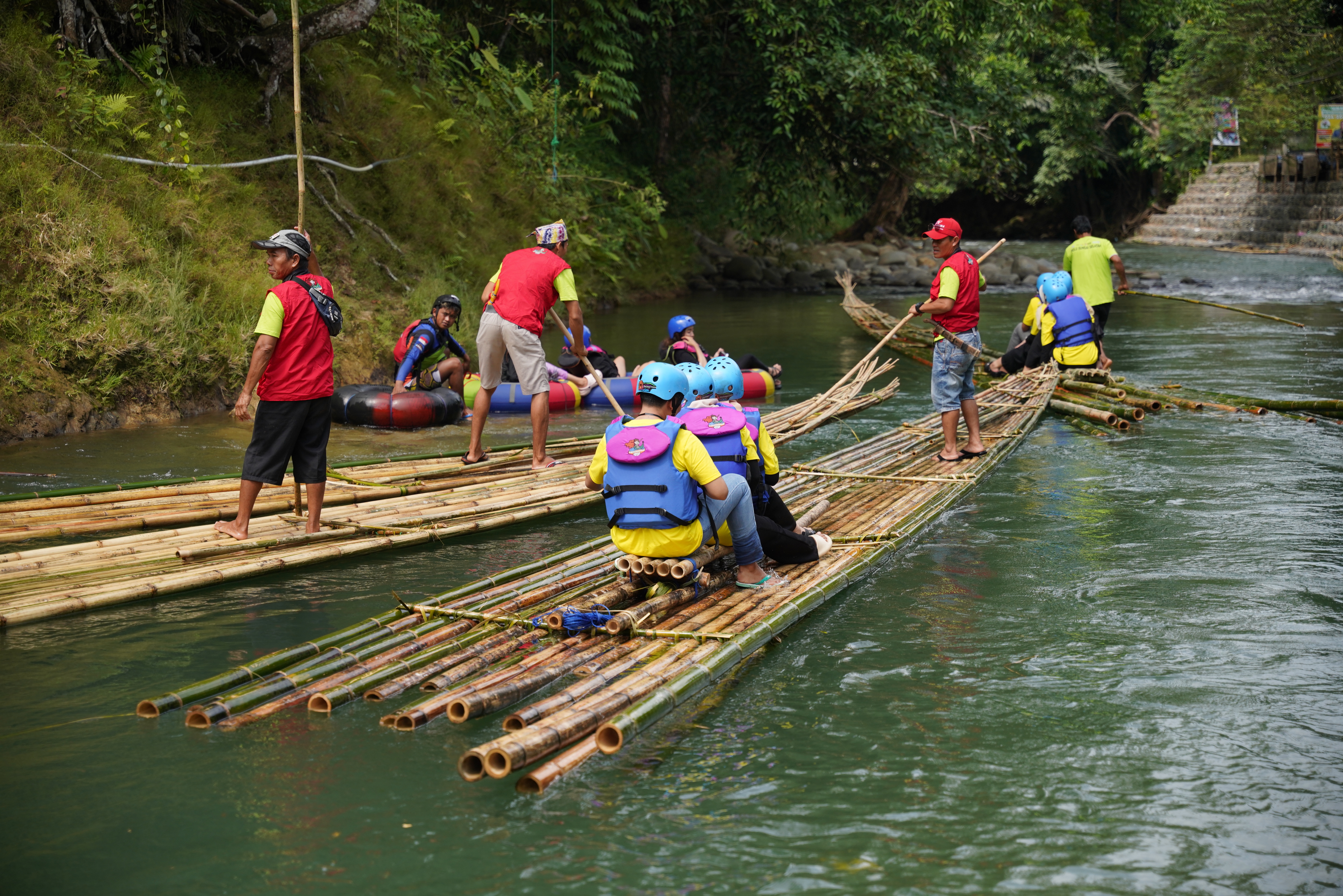 Kearifan Lokal Masyarakat Kalimantan, Ini Keseruan Susur Sungai Amandit dengan Rakit di Festival Bamboo Rafting Loksado