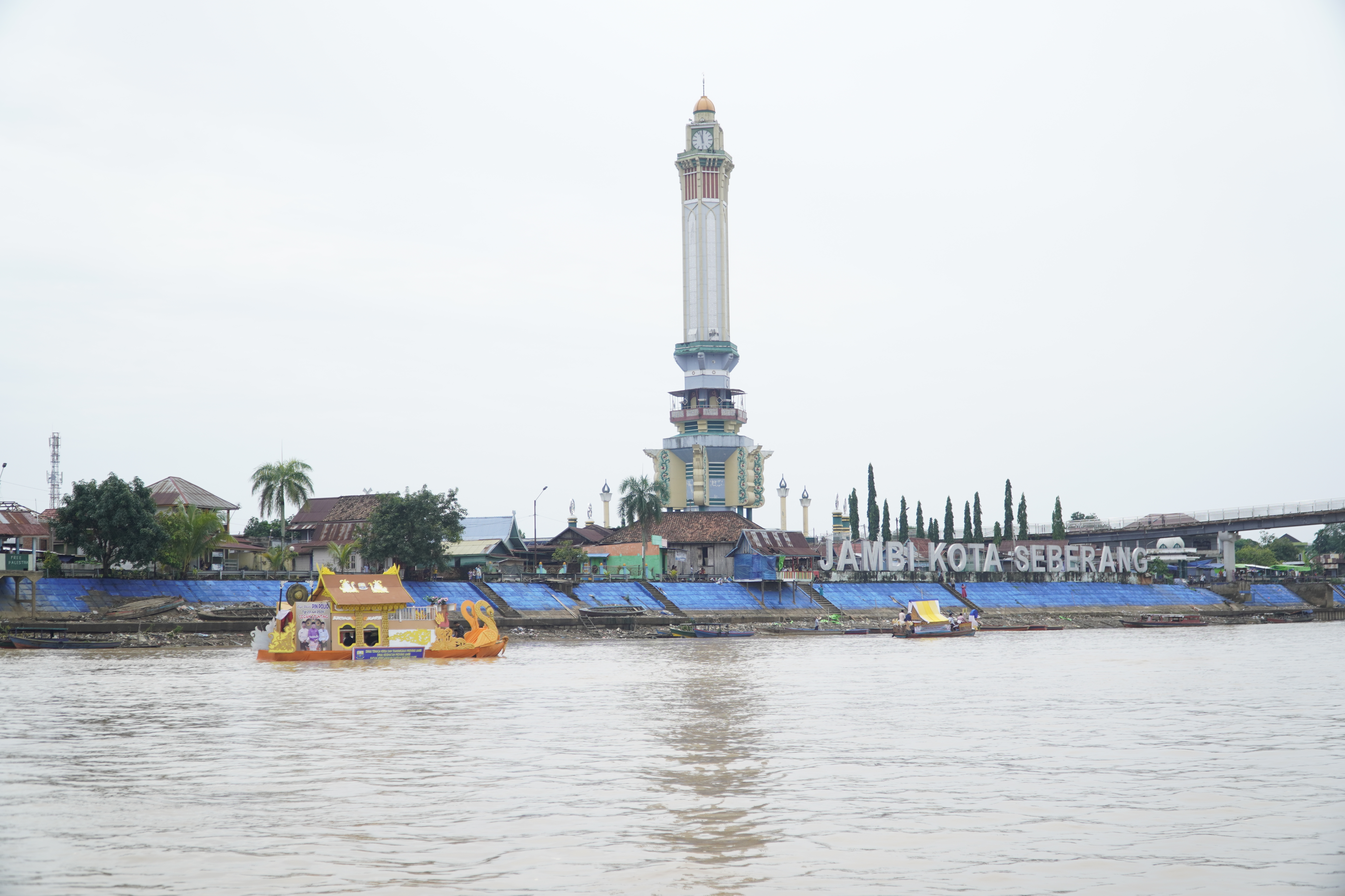 Parade Kapal Hias Ramaikan Kemeriahan Acara Festival Batanghari 2024