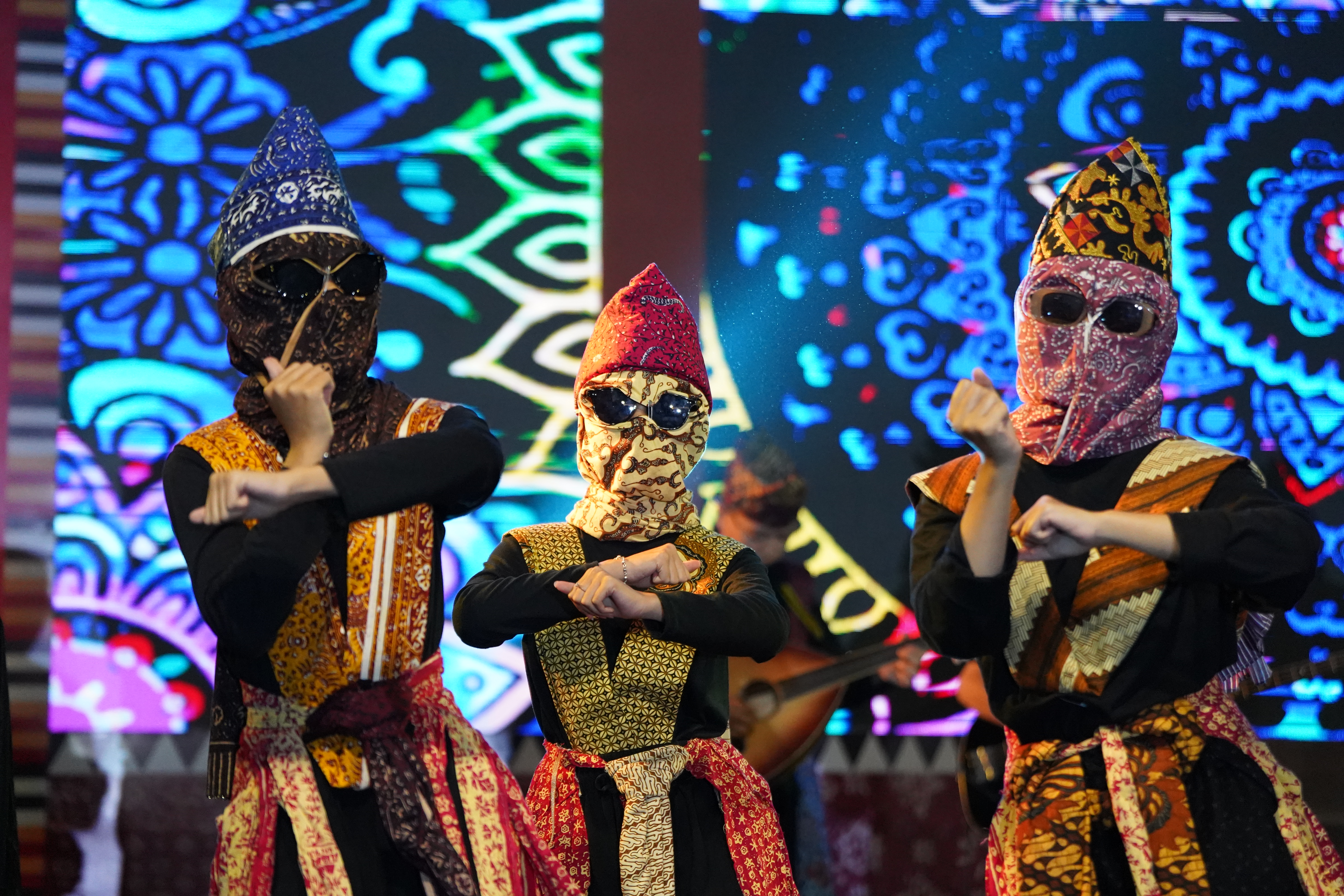 Karnaval Topeng Ramaikan Festival Budaya Sekala Bekhak 2024 di Lampung Barat