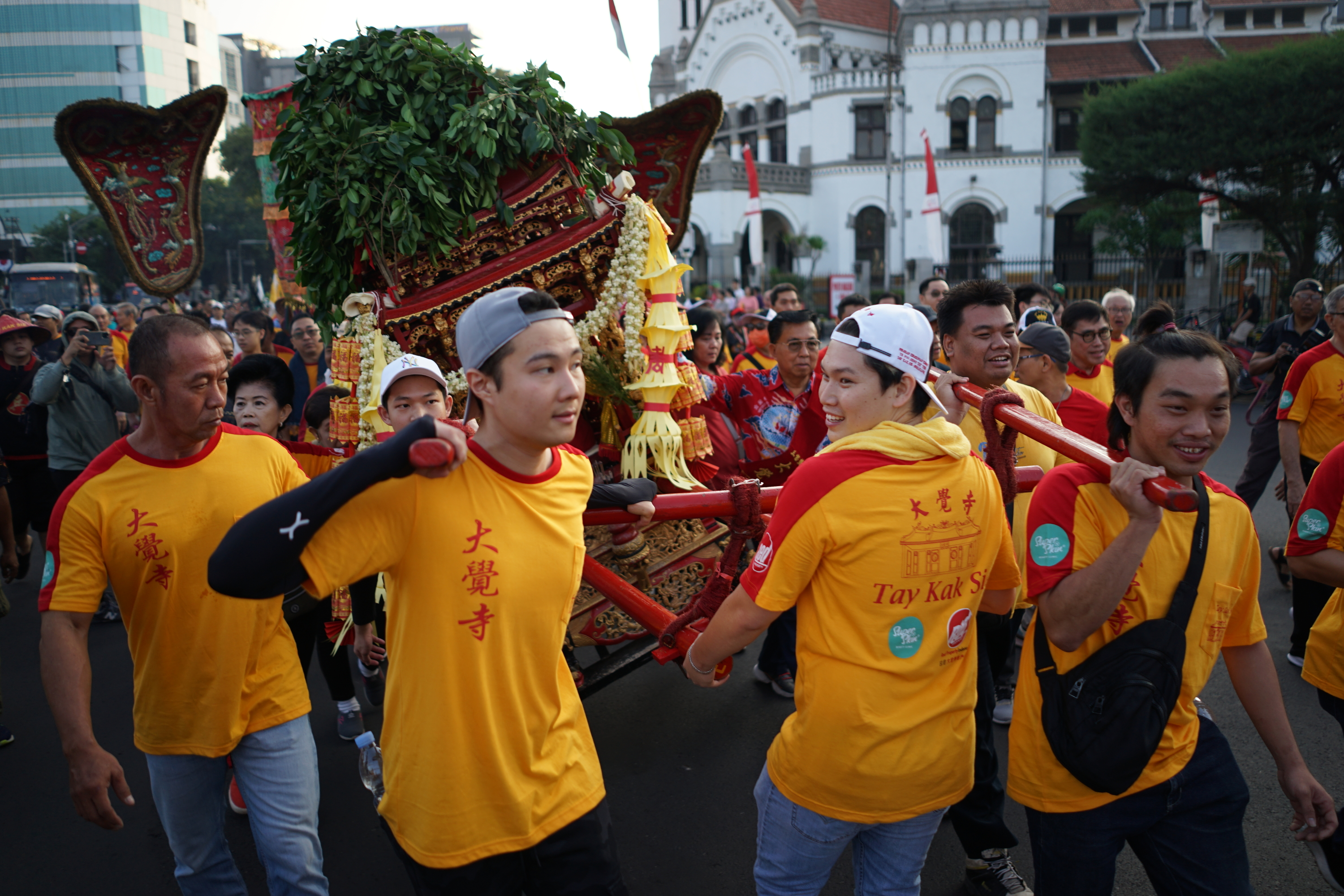 Kirab Patung Dewa Berbadan Emas Lengkapi Kemeriahan Acara Festival Arak-Arakan Cheng Ho di Semarang