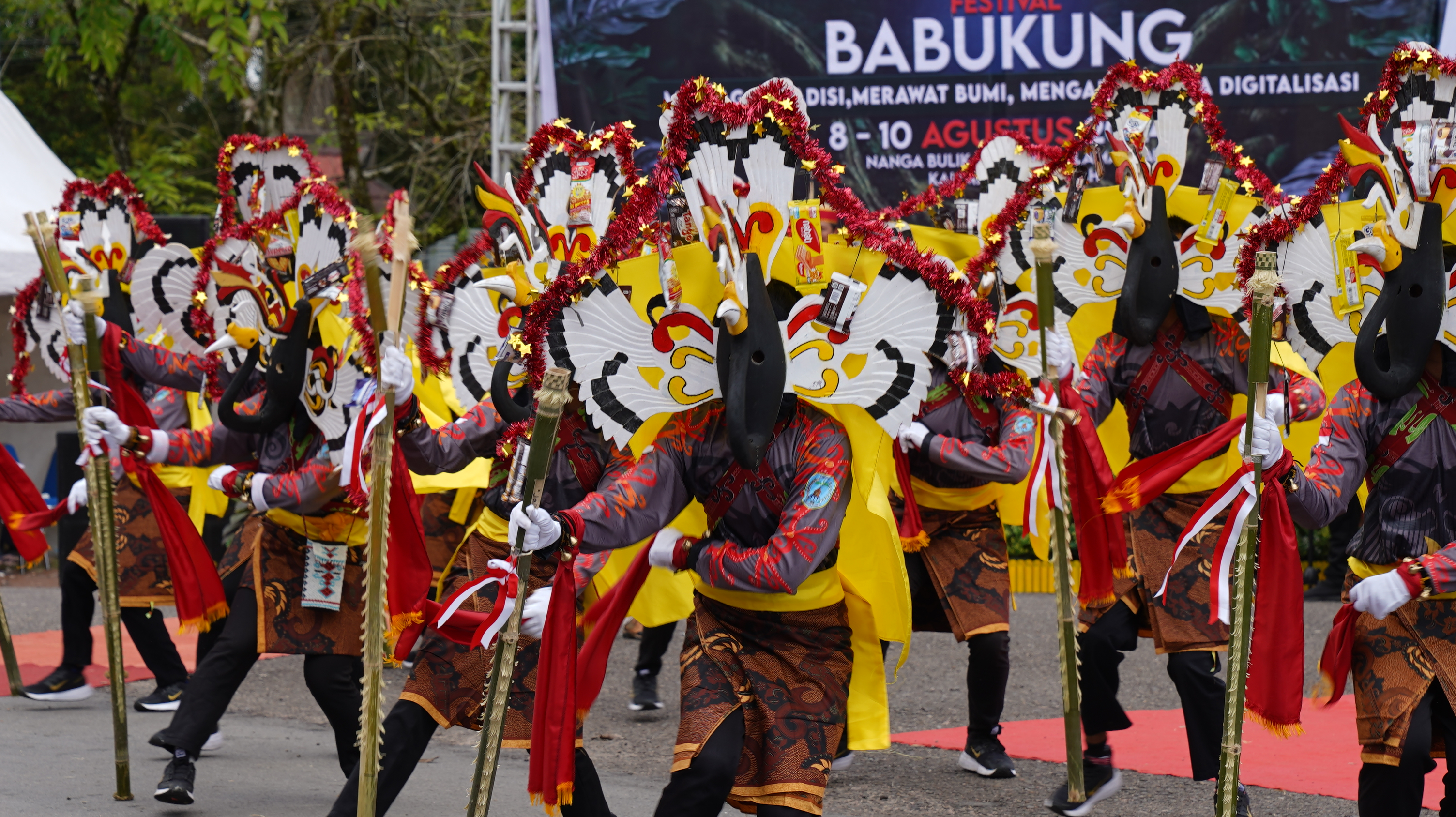 Tari Bukung dan Kreasi Topeng Luha Semarakkan Festival Babukung di Lamandau