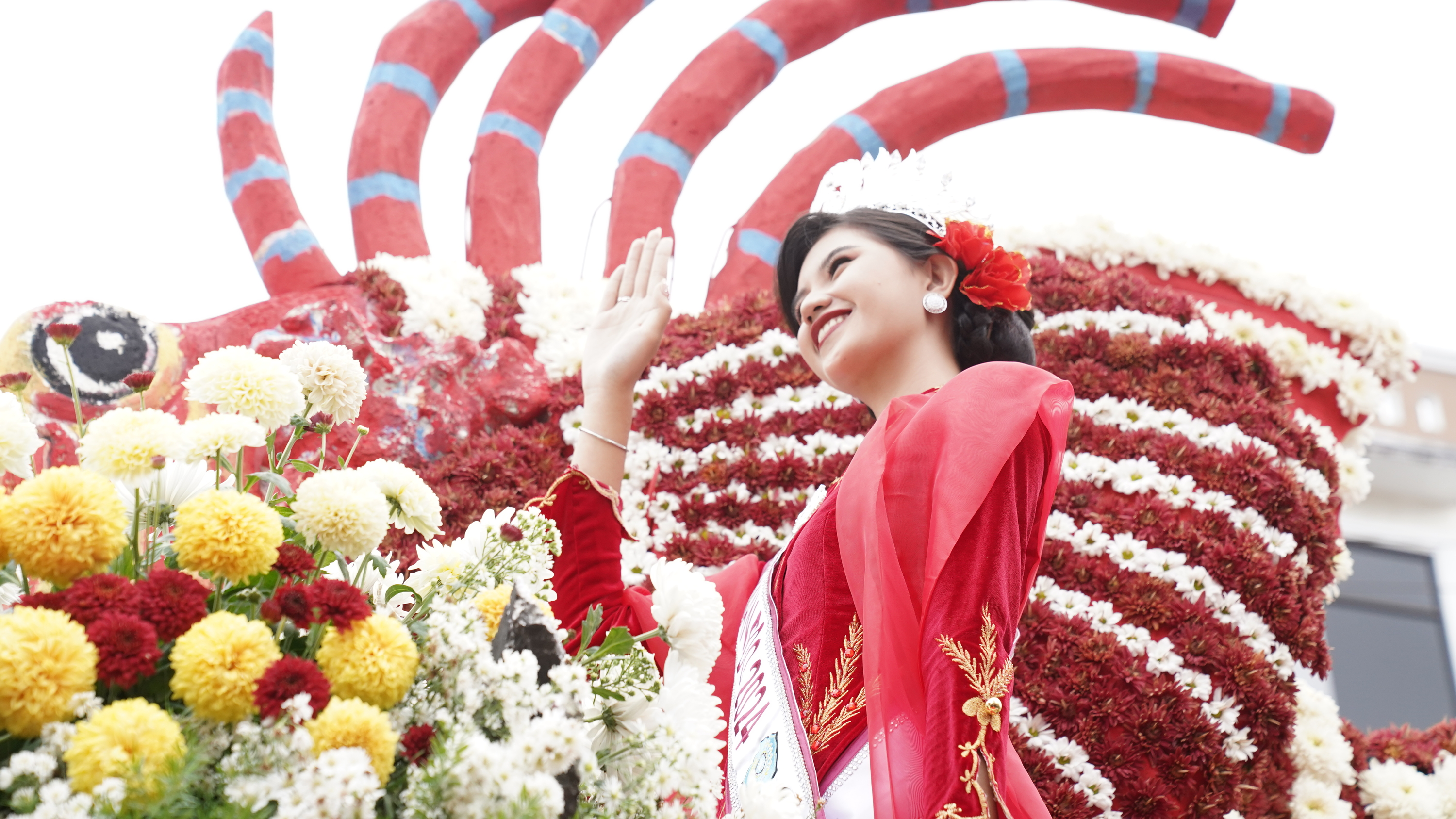 Parade Mobil Hias dan Karnaval Busana Meriahkan Lautan Bunga di Tomohon International Flower Festival 2024