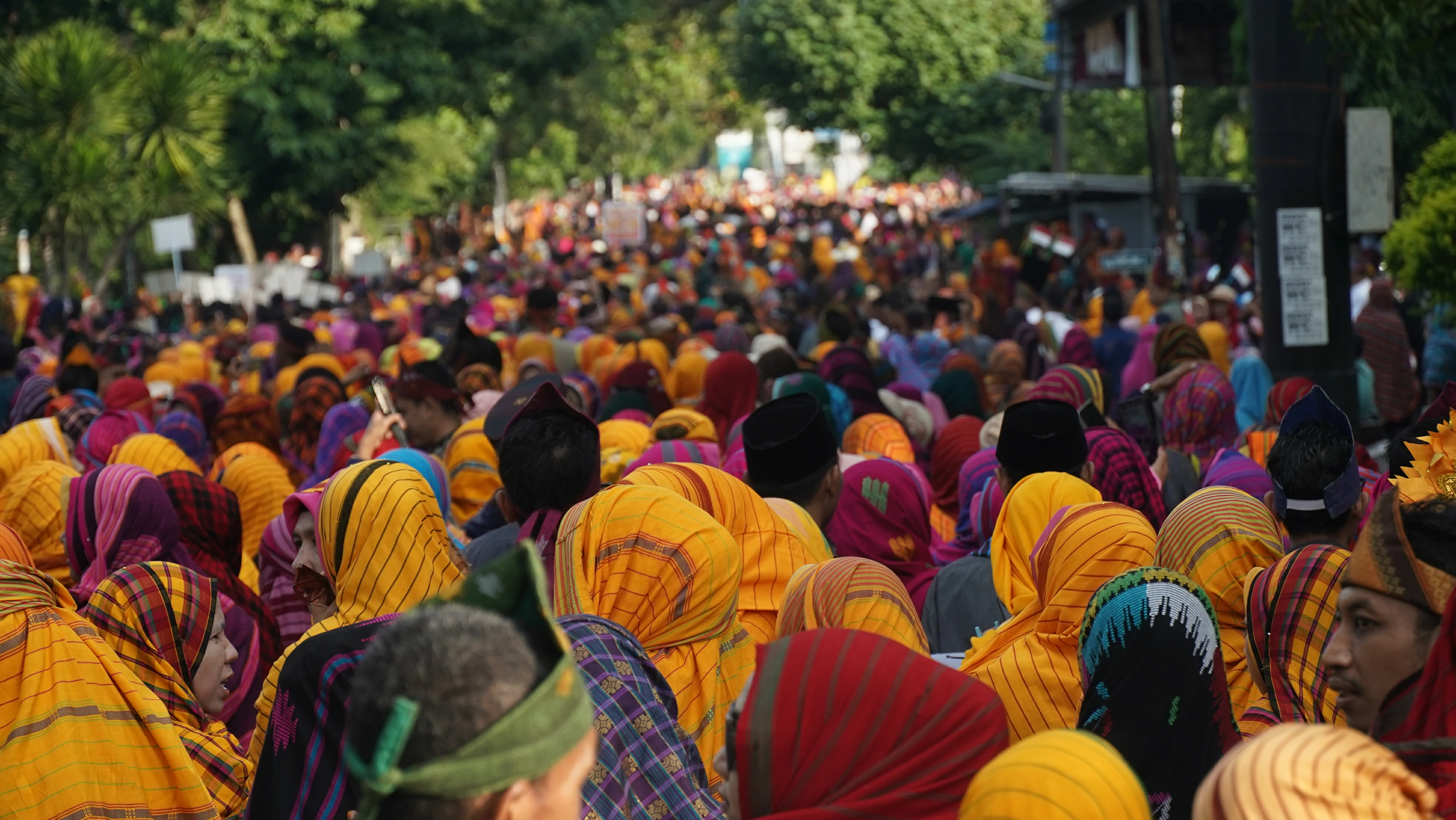 Kemeriahan Pawai Rimpu yang Diikuti 10.000 Orang di Festival Rimpu Mantika