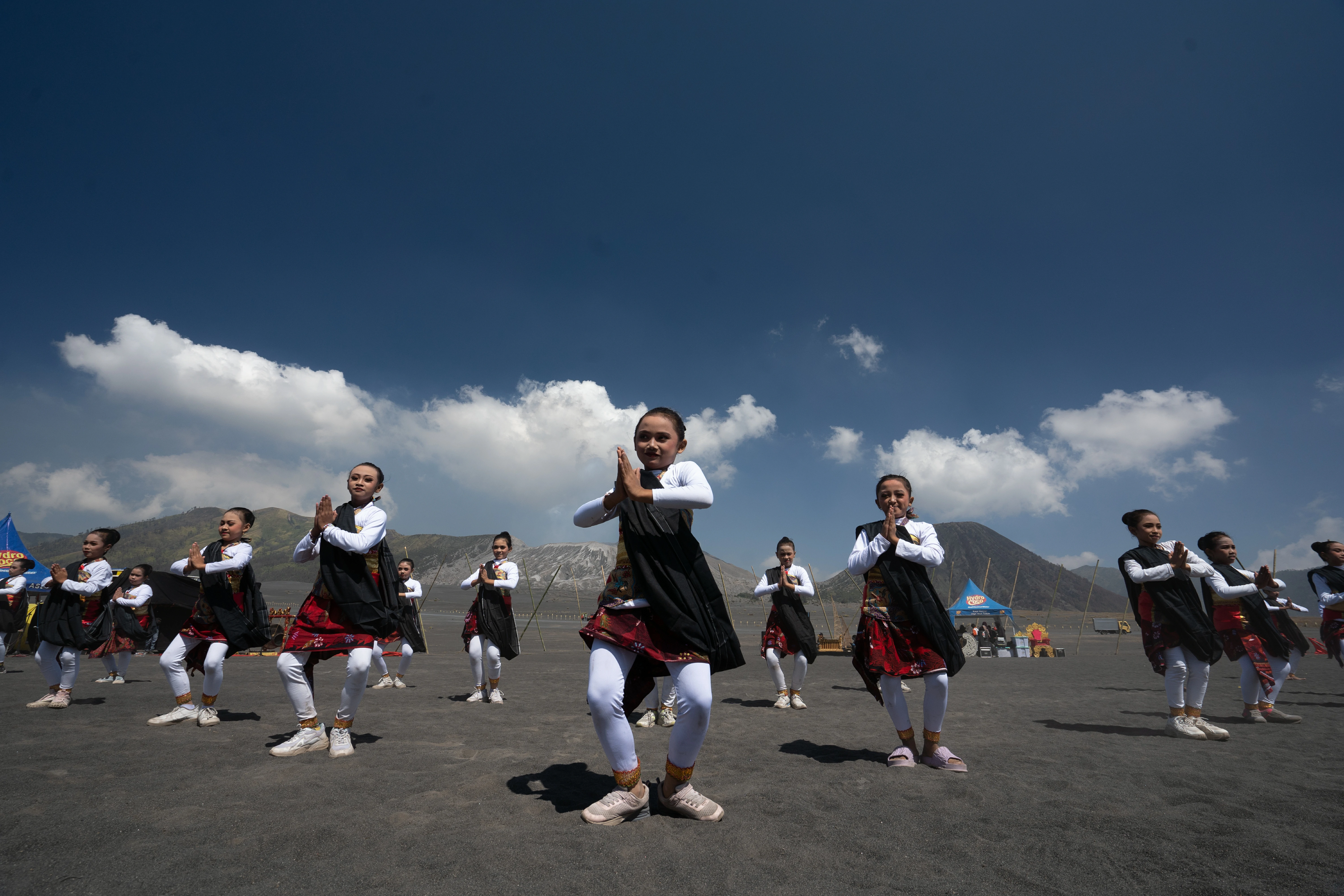 Eksotika Bromo, Pertunjukan Seni dan Kebudayaan Khas Suku Tengger di Lautan Pasir Dataran Tinggi